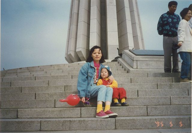 앨범에서 발견한 모녀의 사진.