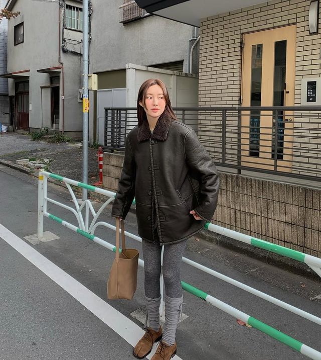 리본 끈이 장식된 회색 레그 워머를 레이어드해 내추럴한 무드를 자아낸 차정원 / @ch_amii