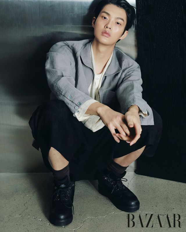 재킷, 톱, 팬츠는 모두 Jiyong Kim. 부츠는 Timberland.