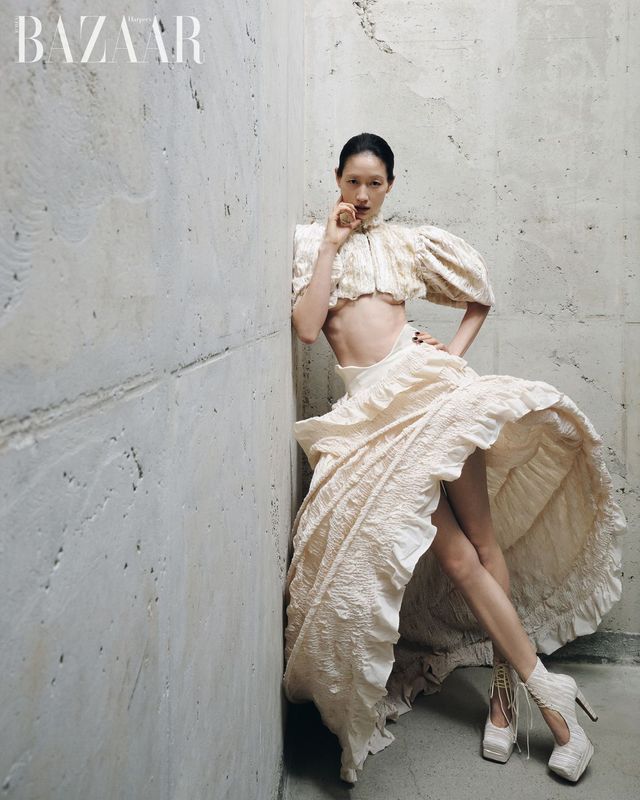 크롭트 톱, 언발란스 크리놀린 스커트, 플랫폼 힐은 모두 Gyouree Kim.