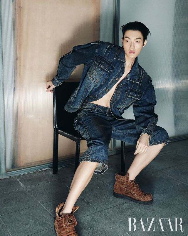 데님 재킷, 팬츠, 부츠는 모두 Goomheo.