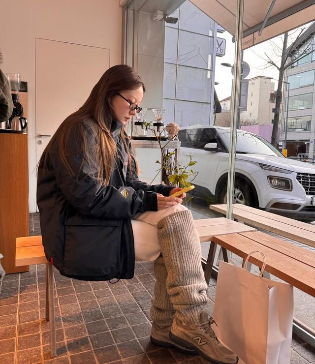 넉넉한 사이즈의 니트 레그 워머로 실용성 있는 룩을 완성한 오눅 / @onnuk_