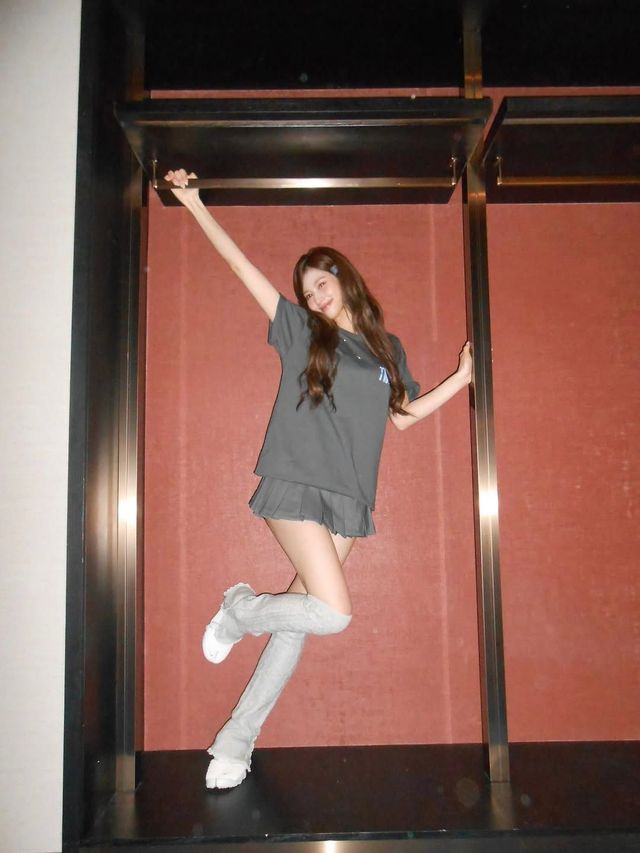 얇은 소재의 그레이 레그 워머를 착용해 캐주얼하면서 경쾌한 분위기를 연출한 트와이스 사나 / @m.by__sana