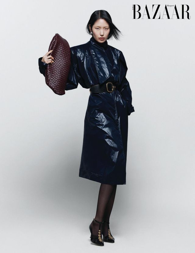 트렌치코트는 Saint Laurent by Anthony Vaccarello. 크리스털 귀고리는 ValentinoGaravani. 벨트, 스트랩 힐은 Chlo é. 위빙 클러치는 BottegaVeneta. 타이츠는 에디터 소장품. 