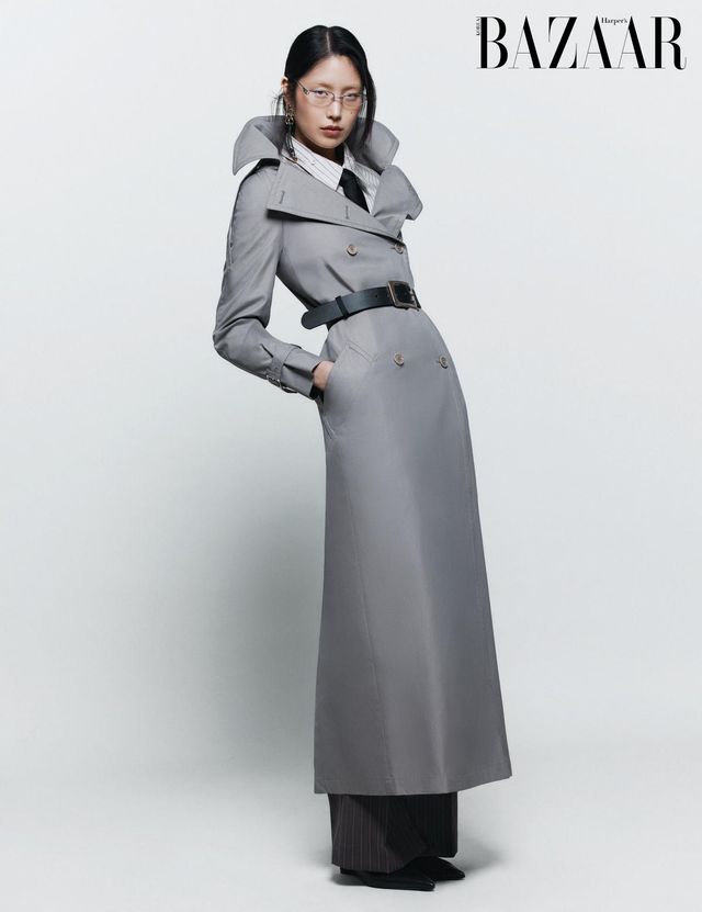 트렌치코트는 MaxMara. 셔츠, 팬츠는 각각 37만원대 Recto. 안경은 32만원 Gentle Monster. 귀고리는 Dolce & Gabbana. 벨트는 Self-Portrait. 펌프스는 Ami. 타이는 에디터 소장품.