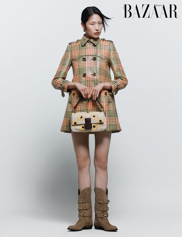 쇼트 트렌치코트는 Burberry. 귀고리는 11만원대 Tokokkino. 시퀸 장식 플랩 백은 7백만원대 Fendi. 벨티드 웨스턴 부츠는 Isabel Marant. 