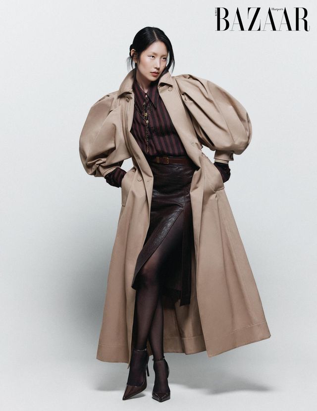 트렌치코트는 Gabriela Hearst. 셔츠, 스커트, 스트랩 힐은 모두 Amiri. 목걸이는 Dolce & Gabbana. 벨트는 24만원대 Eenk. 타이츠는 에디터 소장품. 