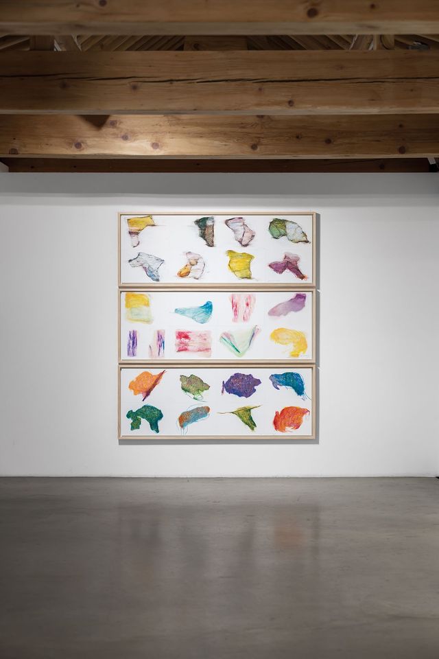 엄정순, 〈코끼리의 어느 모서리 2, 3, 1〉, 2025, 종이에 유채, 오일 파스텔, 60x168cm(각각).