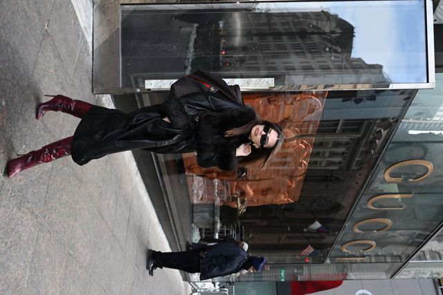 구찌 질리오 토트백을 착용한 에밀리 라타이코프스키 / Getty Images