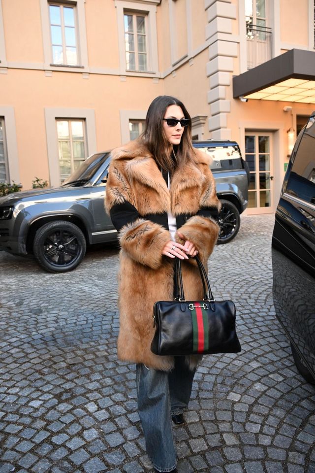 구찌 보르세토 핸드백을 착용한 비토리아 세레티 / Getty Images