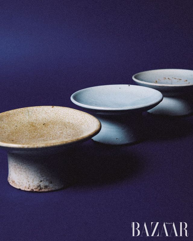 백자 제기-조선시대 의례용 기물. 지방요(가마)에서 제작해 서민들이 사용하던 것과 왕실에서 관리한 관요에서 만든 것이 섞여 있다. 누르스름하거나 투박하게 모래가 박힌 것도 나름대로 매력이 있고, 금이 가서 무늬가 생긴 것은 긴 세월을 견뎌낸 흔적이 남겨져 더 귀하다. 고복희. 