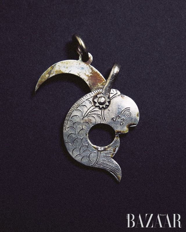 곰방대 고리-담뱃잎 찌꺼기를 털어 곰방대를 청소하기 위한 용도로 만든 고리. 선비들의 출세를 의미하는 붕어 모양으로 만들어졌다. 예명당. 