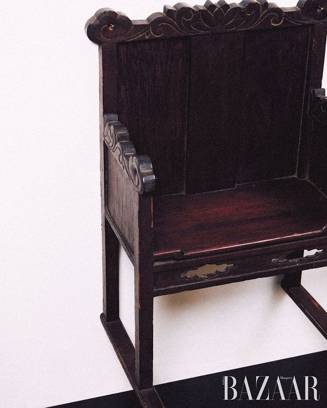 교의 제례를 할 때 쓰던, 신주를 모시는 의자. 어린아이를 앉혀놓던 관습에서 비롯되었다. 보통 다리가 긴 형태를 따르는데, 특히 이 교의는 스키 모양처럼 한층 기다란 형태를 띠는 모양새가 독특하다. 호박포크아트갤러리.