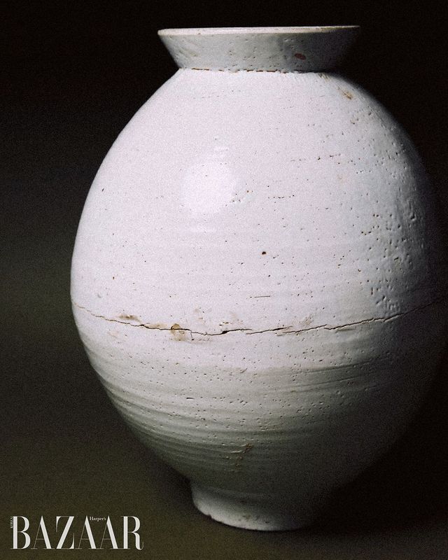 백자호-19세기 경기도 광주 분원리에서 만들어진 백자 항아리. 길쭉한 생김새 때문에 ‘고구마 항아리’라는 별칭으로 불린다. 상하 부분을 따로 이어 붙인 전통 기법이 선명한 흔적으로 남아 있다. 호박포크아트갤러리.