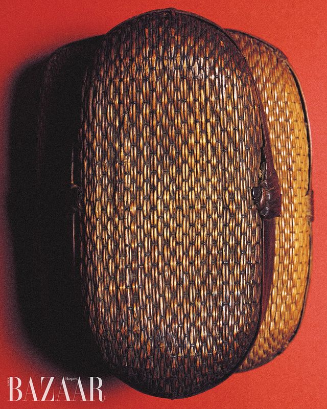 초배기-도시락 ‘점심’의 경상도 방언인 초배기. 선조들이 길을 떠날 때 주먹밥을 담던 찬합 형태의 물건으로, 대나무, 싸리나무, 버들가지 같은 자연 소재를 엮어 만든 것이다. 손때가 탈 만큼 타 가죽처럼 변한 형태가 여느 클러치 백만큼 멋스럽다. 오프. 