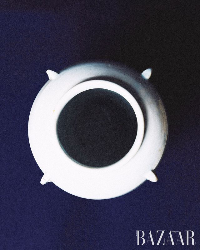 태호-15세기 백자 태항아리. 옛 왕실에서는 아기가 태어나면 탯줄을 깨끗하게 씻어 장수를 빌며 무덤에 넣어 보관했다. 태호는 큰 항아리 외호와 그 안에 들어가는 작은 항아리 내호로 구성되는데, 네 개의 귀가 달려 있는 것이 특징. 금사리. 