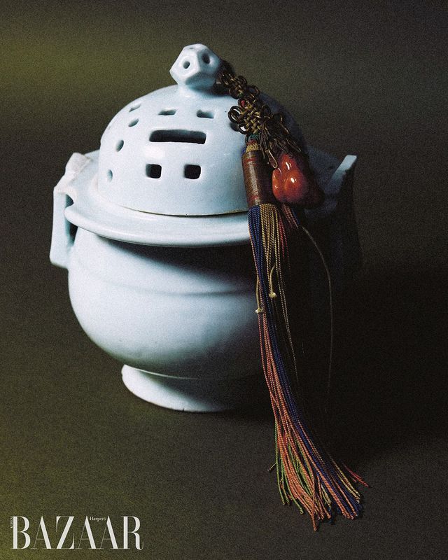 백자 향로와 궁중 노리개-제사가 잦은 문화 덕에 향로는 실사용을 자주 해 손실이 있는 경우가 많은데, 이 향로는 금은 가 있지만 그대로 원형이 보존됐다. 그 위에 불투명한 호박 원석인 ‘밀화 호박’과 오방색 매듭이 아름다운 왕실 노리개를 얹었다. 금사리. 