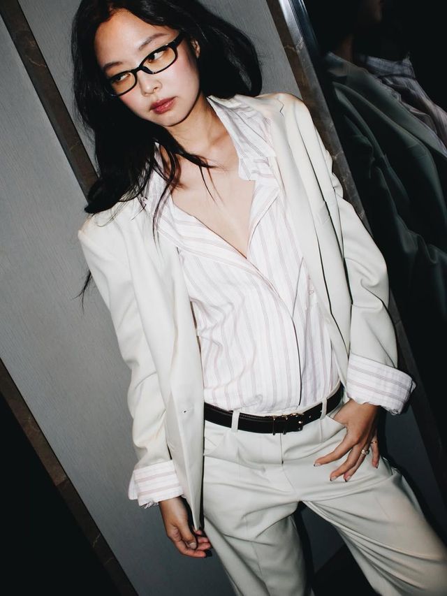 밝은 컬러 수트 셋업에 스트라이프 셔츠를 매치해 특유의 매력과 카리스마를 보여준 제니 / @jennierubyjane