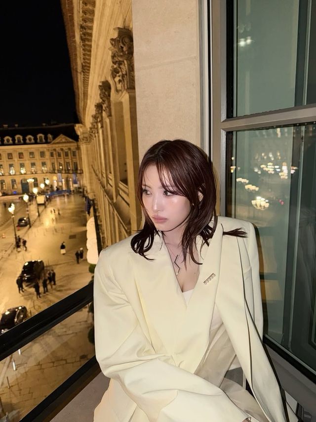 크림 컬러의 수트로 부드럽고 고급스러운 아우라를 드러낸 모모 / @momo