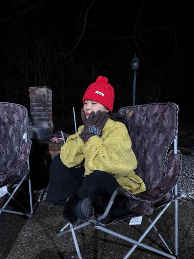 브라운 컬러의 프린트가 더해진 장갑으로 캠핑 룩을 완성한 슬기 / @hi_sseulgi