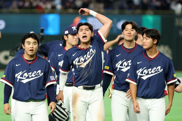 이정후와 선수들이 7-2 승리를 거두고 8강 진출을 확정한 뒤 기뻐하고 있다.