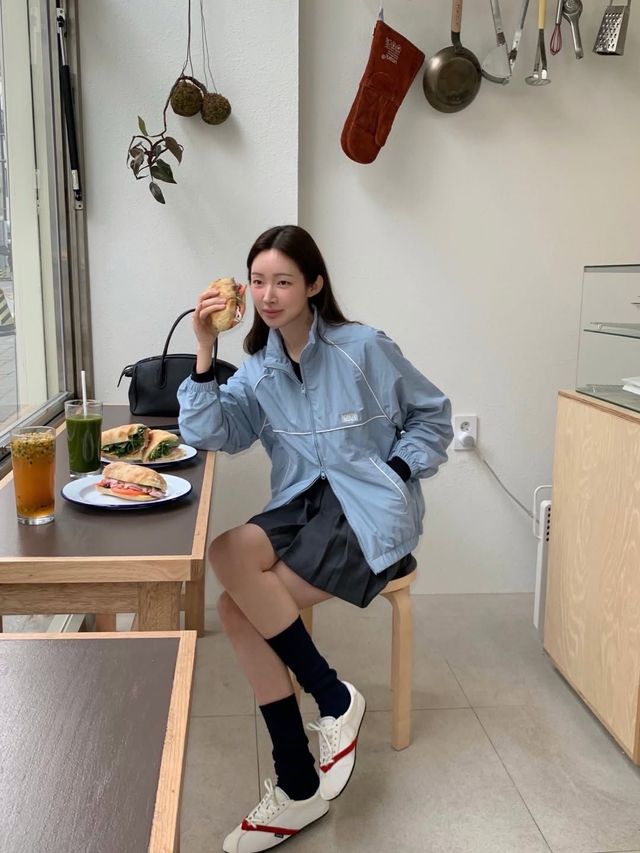 하늘색의 마리떼 프랑소와 저버 바람막이로 산뜻한 봄의 무드를 자아낸 차정원 / @ch_amii