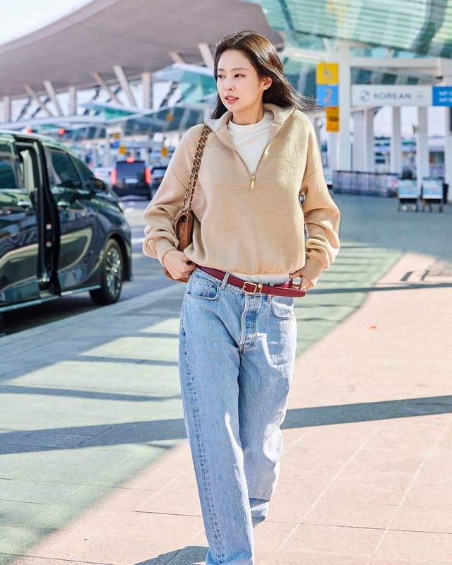 샤넬 공방 패션의 베이지 하프 집업을 착용해 화제를 모은 제니 / @jennierubyjane