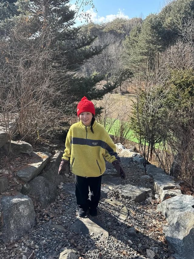 플리스 소재의 노란색 하프 집업으로 에너지 넘치는 모습을 연출한 슬기 / @hi_sseulgi