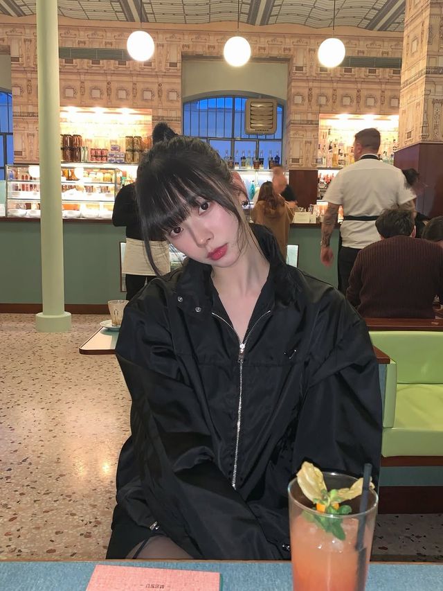 블랙 프라다 바람막이로 편안하면서도 고급스러운 분위기를 자아낸 카리나 / @katarinabluu