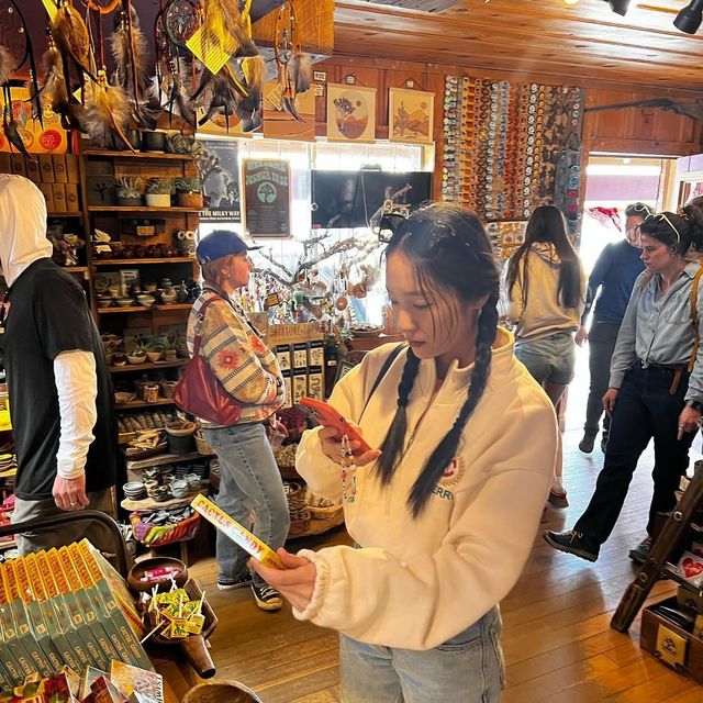 크롭 기장의 화이트 하프 집업과 양갈래 헤어로 클래식하고 빈티지한 무드를 선보인 크리스탈 / @vousmevoyez