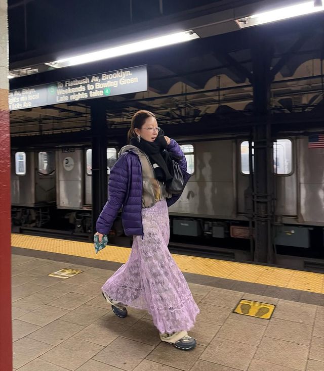 핑크 컬러의 레이스 스커트에 캐주얼한 패딩 점퍼, 투박한 스니커즈를 매치해 감각적인 룩을 완성한 오눅 / @onnuk_