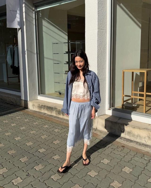 레이스 장식의 탑과 스커트에 깅엄 체크 셔츠로 여유로운 데일리 룩을 보여준 박민주 / @mjbypp