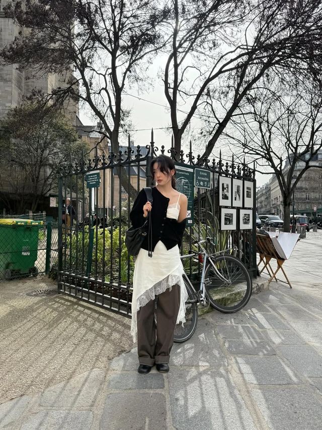 블랙 니트 가디건에 레이스 슬립 원피스를 매치해 힙한 매력을 선보인 슬기 / @hi_sseulgi