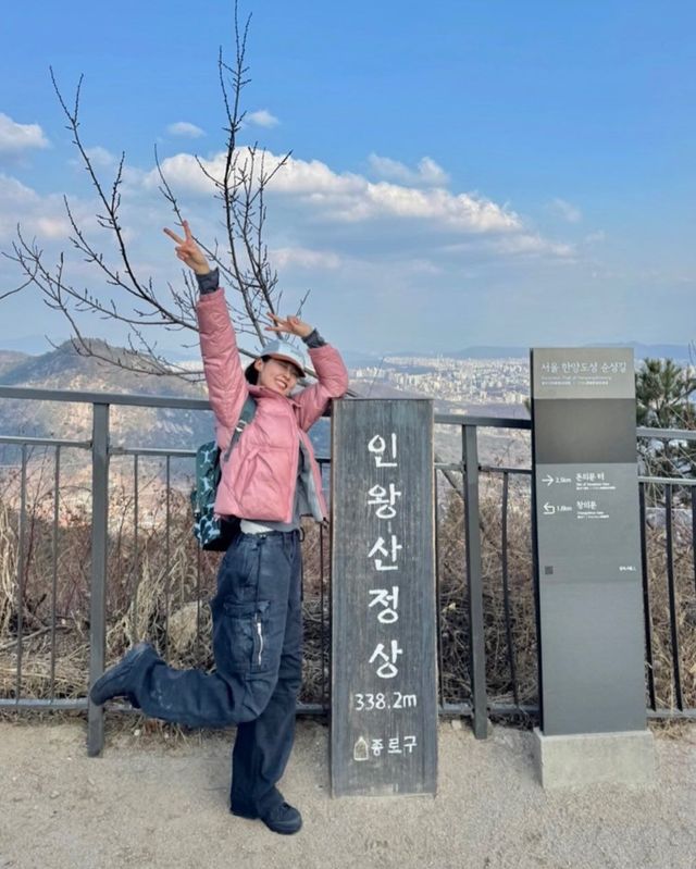 등산 룩으로 카고 팬츠를 선택해 활동적인 분위기를 선보인 설현 / @s2seolhyuns2