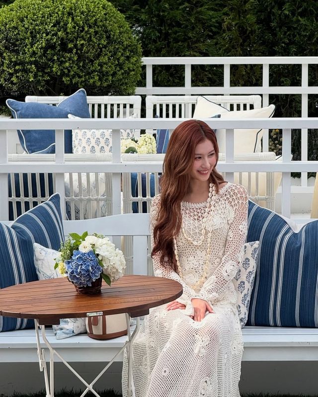 니트 레이스 룩으로 클래식한 무드를 연출한 트와이스 사나 / @m.by__sana