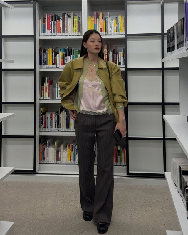 핑크와 옐로 조합의 란제리 탑을 착용해 우아한 모습을 보여준 윤이재 / @yun.e.jae