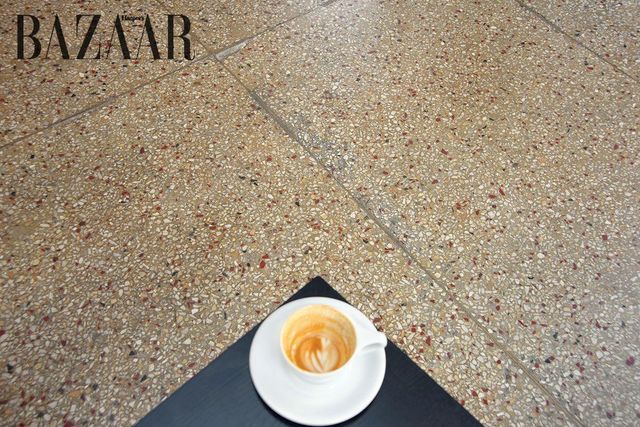 입구와 가장 가까운 테이블의 모서리, 망가지지 않은 라테 아트. 커피만이 목적이었을 누군가의 자리. 