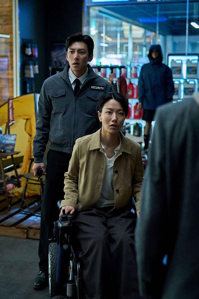 영화 〈군체〉 스틸