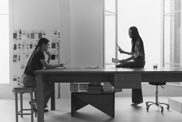 끌로에 사무실에서 팀원과 함께 있는 셰미나 카말리(우측)