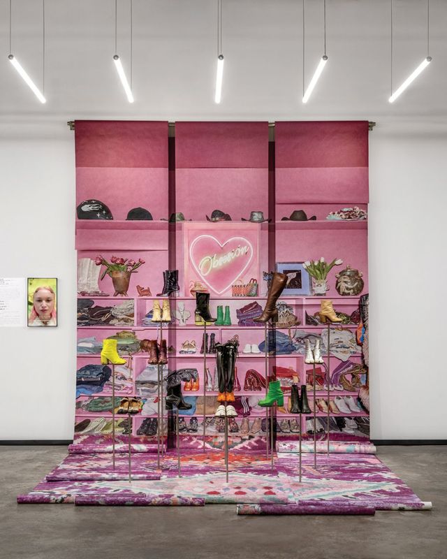 프랑스 출신의 아티스트이자 사진가 판도라 그레슬의 타비 컬렉션을 모아 놓은 전시장 풍경. 그녀는 2010년부터 지금까지 14개의 타비를 수집했다. 