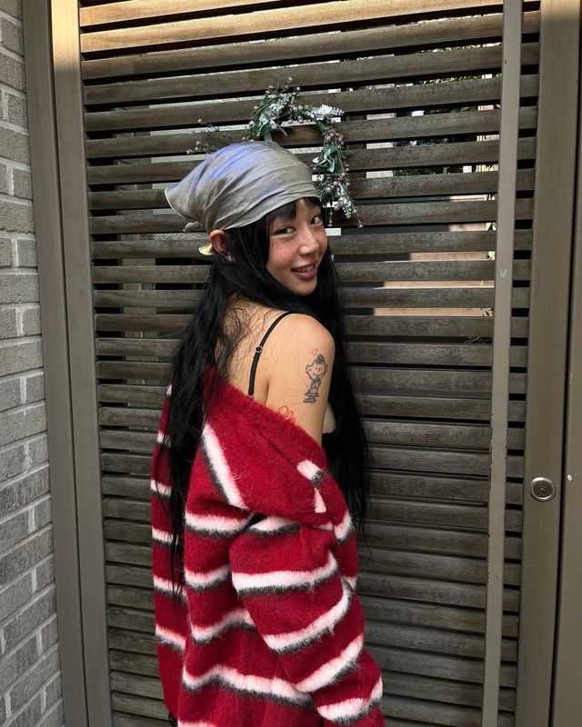 광택감이 돋보이는 그레이 컬러 헤드 스카프로 자유로운 바이브를 선보인 서지수 / @jissuuseo