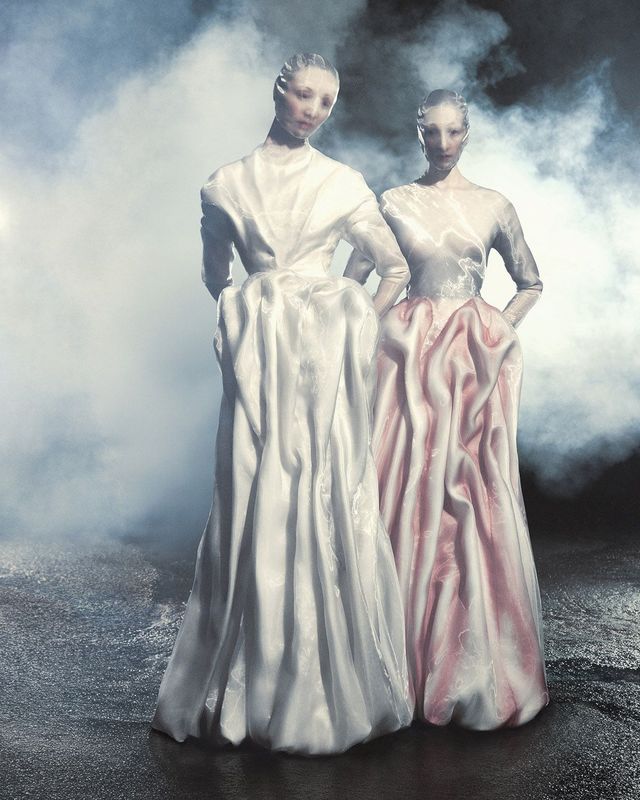 프린트된 유리 오간자를 여러 겹 겹치고 에어브러시 작업을 더해 마치 살아 있는 도자기 인형 같은 드레스를 완성했다. 