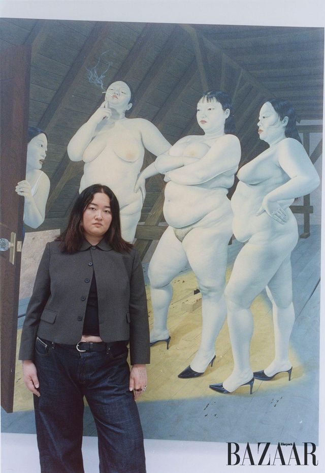 사진/ © Sasha Gordon, courtesy the artist and David Zwirner, New York. 〈Whores in the Attic〉 앞에 서 있는 사샤 고든.