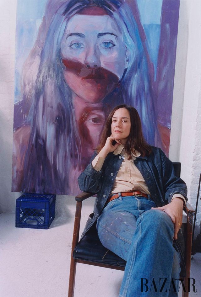 사진/ PHOEBE D’HEURLE. 브루클린 스튜디오에서의 제나 그리본. 뒤에는 그의 작품 〈Projecting Myself onto M〉이 놓여 있다.