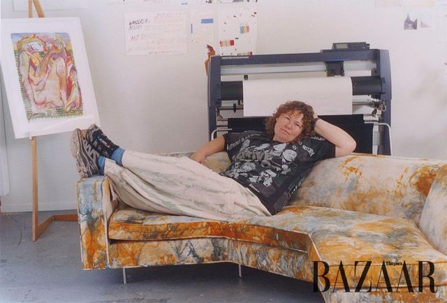 사진/ Keith Lubow. 로스앤젤레스 스튜디오의 크리스티나 퀄스. 뒤에는 〈Magic Hour〉가 놓여 있다. 