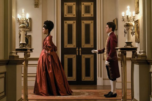 〈샬럿 왕비: 브리저튼 외전〉의 인디아 아마르테이피오와 샘 클레메트. 