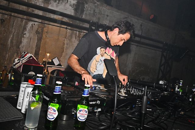  〈Night People〉 출간 기념 파티에서 DJ로 음악을 트는 마크 론슨. 