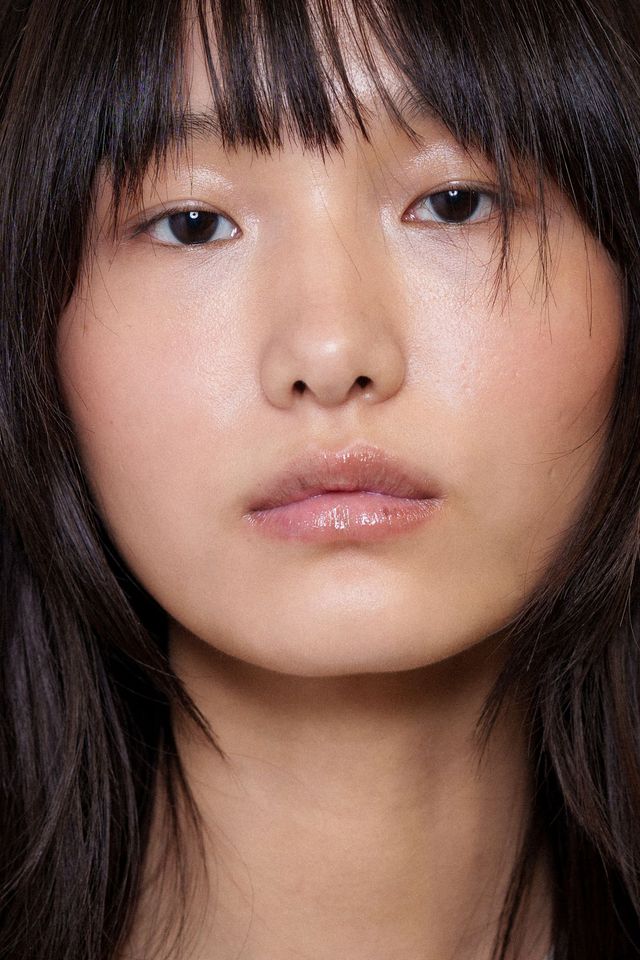 수분감이 가득한 제형을 얇게 바르고, 보송한 마무리감을 지닌 제품으로 혈색을 더해줄 것.