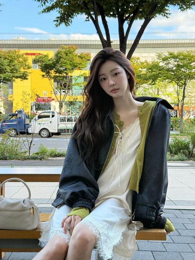 란제리 무드의 화이트 원피스로 화사한 봄 스타일링을 선보인 이시안 / @youseeany