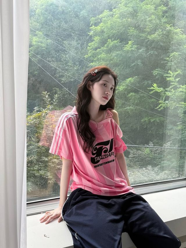 한쪽 어깨를 오픈해 사랑스러운 분위기를 보여준 신시아 / @shinsiaa_